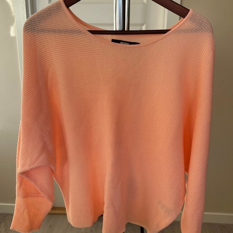 Pent brukt aprikos strikket genser fra BikBok