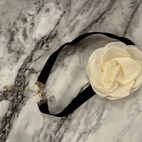 Chokersmykke med blomst, nytt