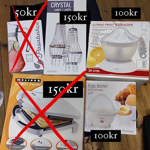 Diverse utstyr - eggkoker, toaster, fruit squeezer, mugge, krystall lampe