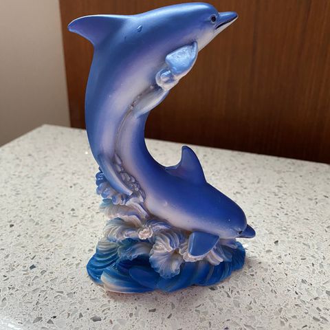 Liten fin skulptur med 2 delfiner.. ingen skader.
