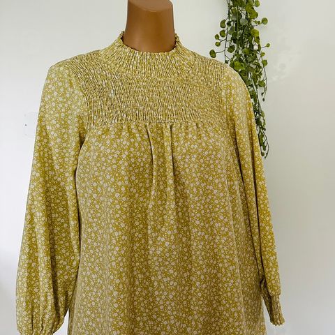 Lucky Brand, California. Blouse. Green with white flowers. #59