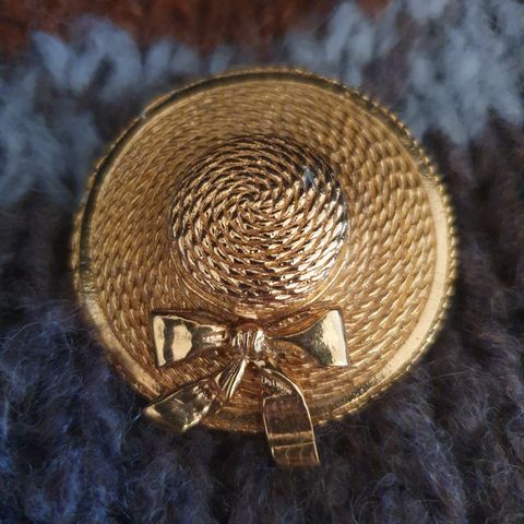 Chanel straw hat brooch ASL4199 / 24k gold, Chanel Medallion Gold CC