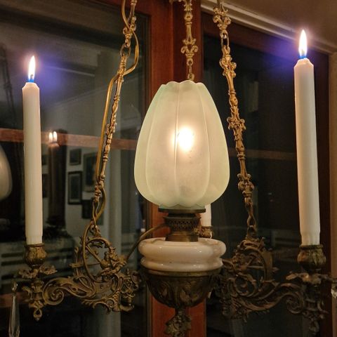 Elegant, gammel elektrifisert parafinlampe