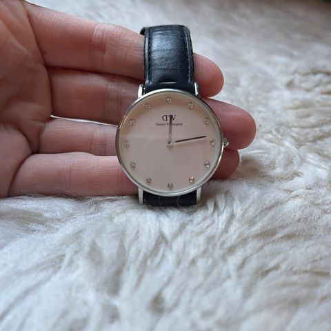 Daniel wellington klokke, svart skinn med «diamanter»