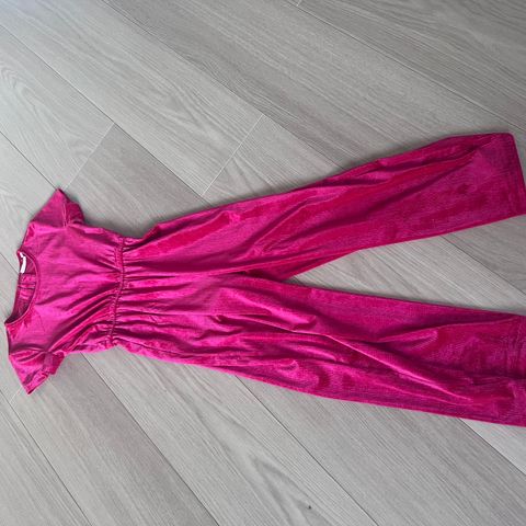 Rød jumpsuit str 134 selges