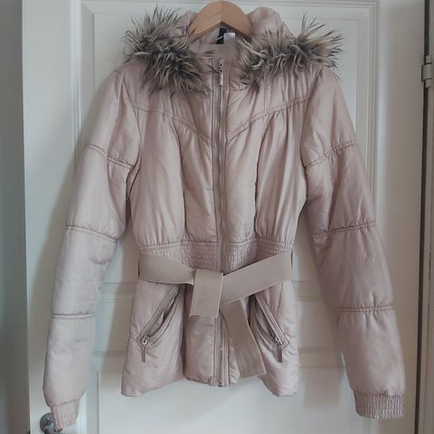 Fin beige jakke. H&M.