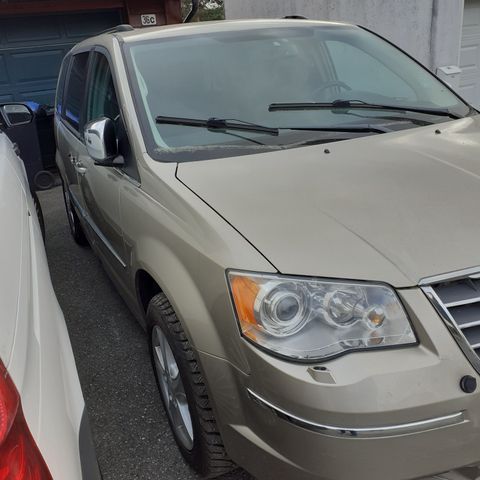 Chrysler Voyager V (2008-2012) selges i deler.