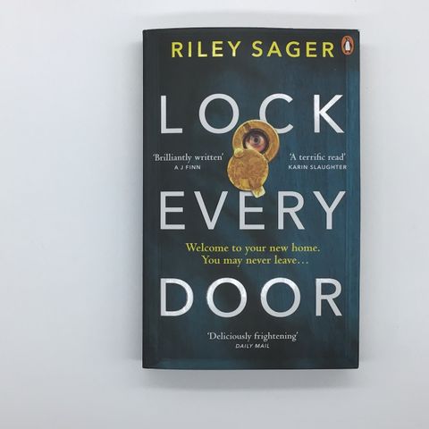 Bok - Lock Every Door av Riley Sager på Engelsk (Heftet)
