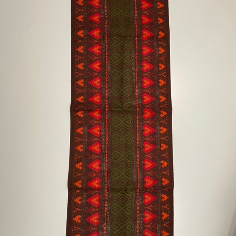 Retro løper / duk brun, oransje, grønn og rød (84 cm x 28 cm)
