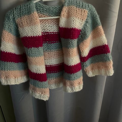 Hjemmestrikket cardigan str 3/4 år