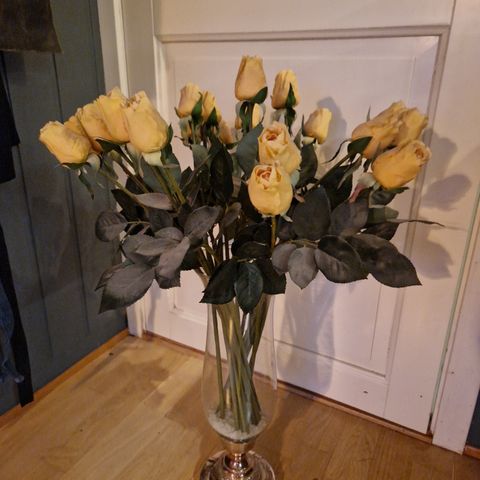 Kunstige roser og vase