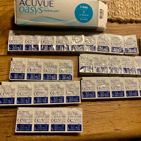 Acuvue Oasys med hydraluxe daglinser + 0,75 ( 33stk) 👁️👀