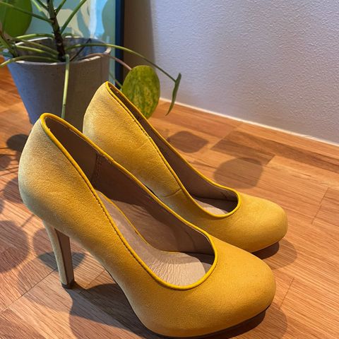 Pumps / stiletthæler i gult semsket skinn fra Bianco str 35