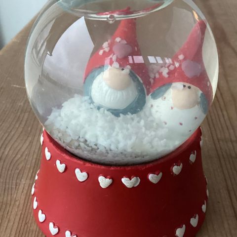Julenisser i en kule med vann og «snø» H.8,5 cm, rund sokkel 7,2 cm. MEGET FIN!!