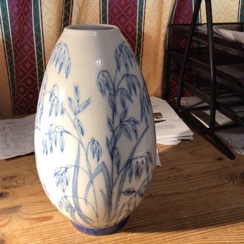 Kr 490 Pp Porsgrund vase modell 2176. Signert. Hel og fin H=25 cm