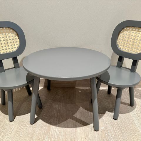 STOY møbler (bord + 2 stoler) til dukker/bamser