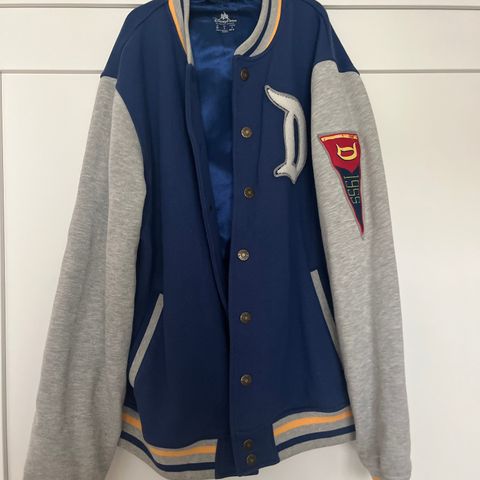 Disneyland Varsity jakke selges