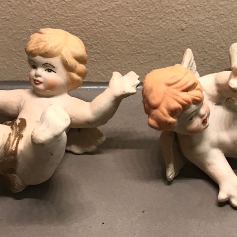 To gamle spesielle og sjeldne, liggende engler i porselen.