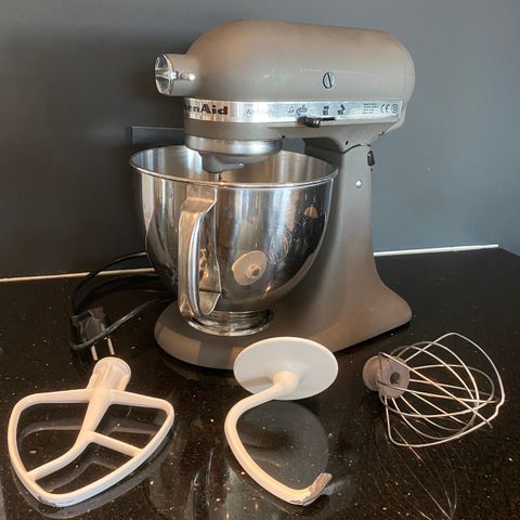 Grå kitchen aid kjøkkenmaskin