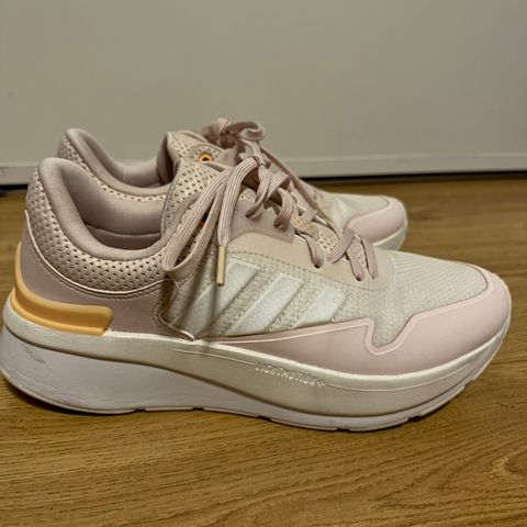 Adidas sko og rumpetaske selges