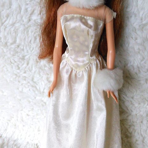 Rødhåret Barbie, merket Mattel 1998 i nakken og 1999 Indonesia på ryggen.