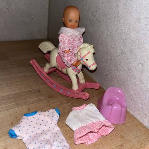 2000’s Barbie baby med utstyr og klær