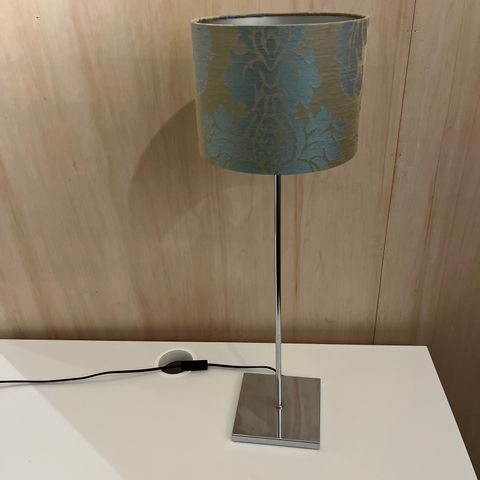 Meget pen bordlampe selges