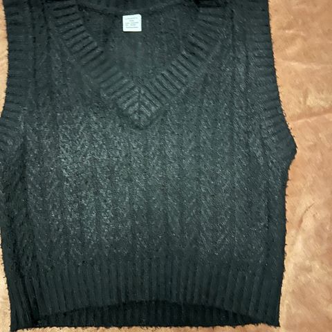 Strikket vest, myk, ikke ull. Str 134-140