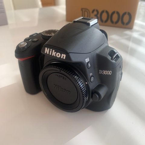 Nikon D3000 med original optikk og veske