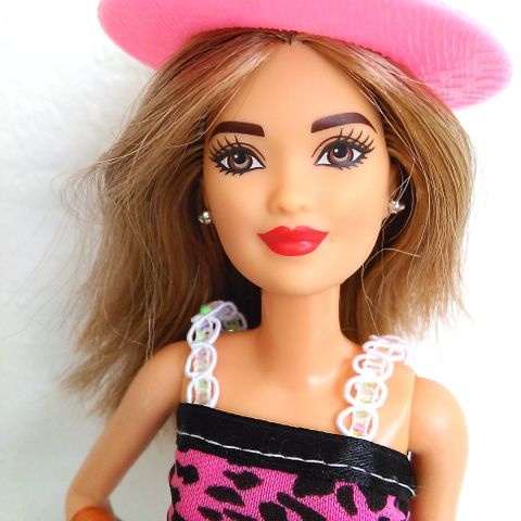 Mattel Barbie dukke med støvler, veske og hatt. (2015)