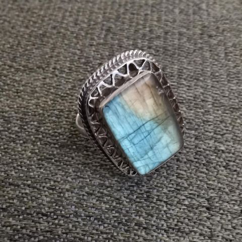 Håndlaget 925 sølv ring med labradorite