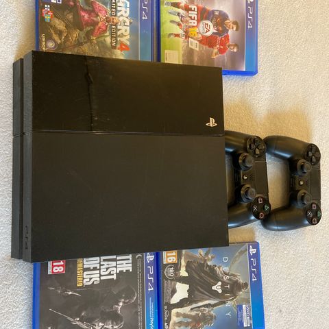 playstation 4 med 4 spill og 2 håndkontroller