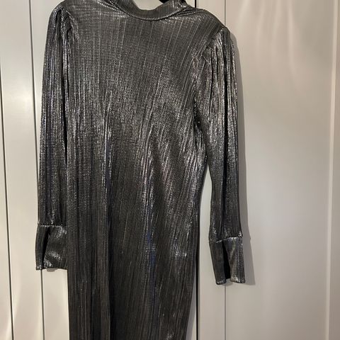 Levate silver long sleeve dress, size medium
