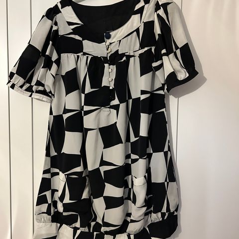 Black and white mini dress, ladies, size medium.