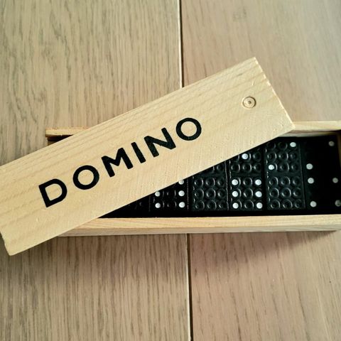Vintage Dominospill i liten treboks