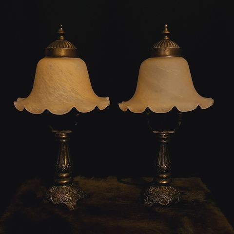 2 Stk. identiske bordlamper med lampeskjerm i glass.