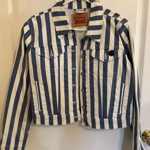Ladies vintage Levis blue and white striped jean jacket, size M/L
