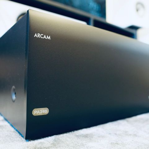 Arcam PA240 + PA720 selges, i topp stand
