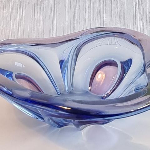 Vakker og dekorativ skål i kunstglass