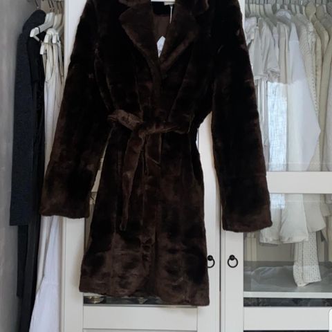 Line og Oslo Faux Fur kåpe.