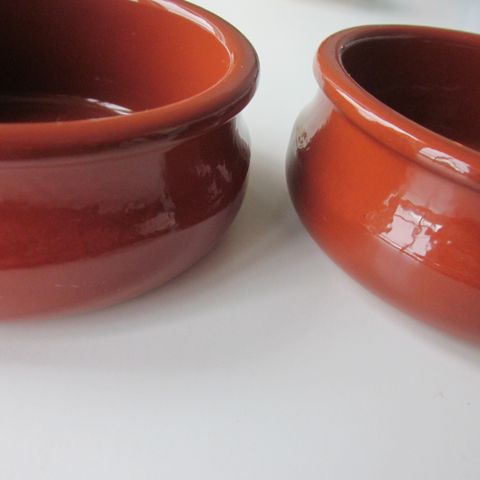 2 små boller, krukker, i rødbrun keramikk (Cermer) (selges samlet)