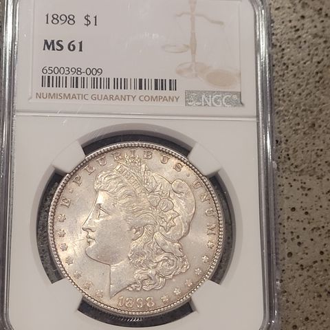 One Dollar 1898, Morgan. Gradert av NGC til MS 61. En flott mynt.