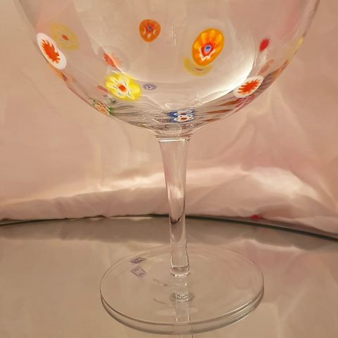 Hadeland Glassverk - Flower Power Skål På Stett - Diameter: 18 cm. Høyde 19,5 cm