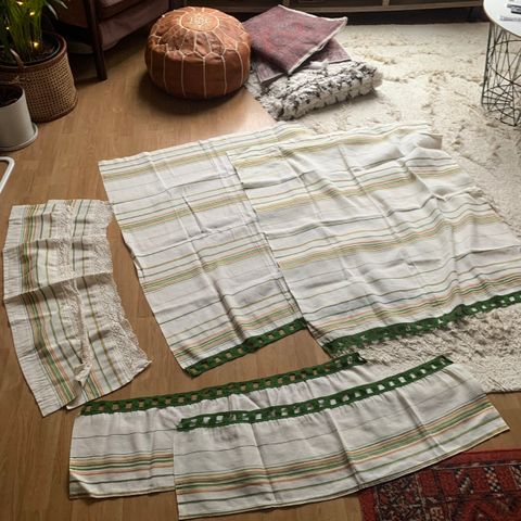 Vintage gardiner med kappe, i kremhvit, varm grønn, og rustbrun.