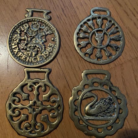 Medaljonger fra seletøy hest (harness) 4 stk selges samlet