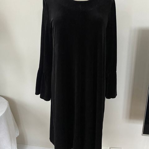 Ny svart speilfløyel kjole fra Katrin Uri Design