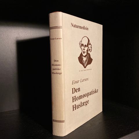 📚BORGE ANTIKVARIAT: Einar Larsen «Den Homøopatiske Huslege»🩺