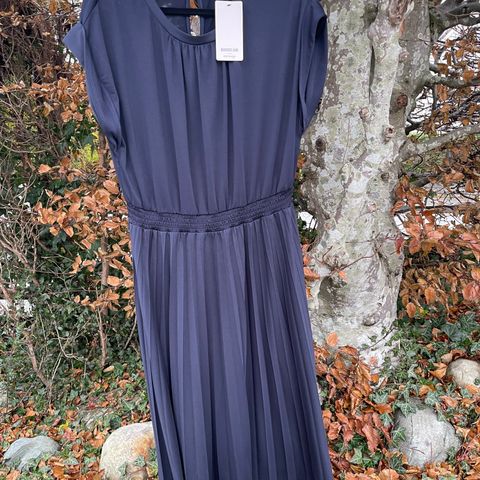 Ny kjole i marineblå fra Orsay, XL