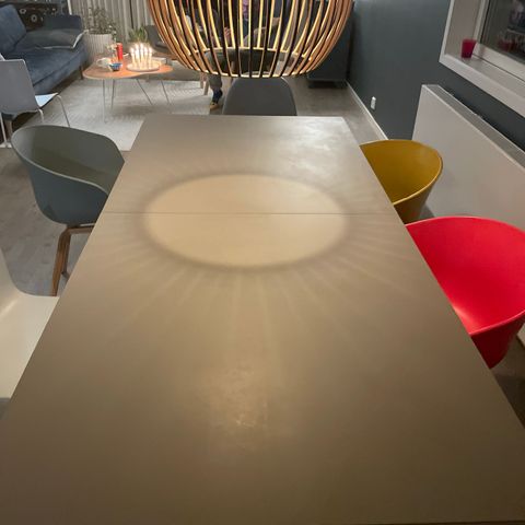 Hill spisebord med laminat topp fra Bolia