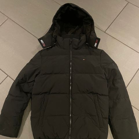 Pent brukt Tommy Hilfiger Barnejakke str 140 cm